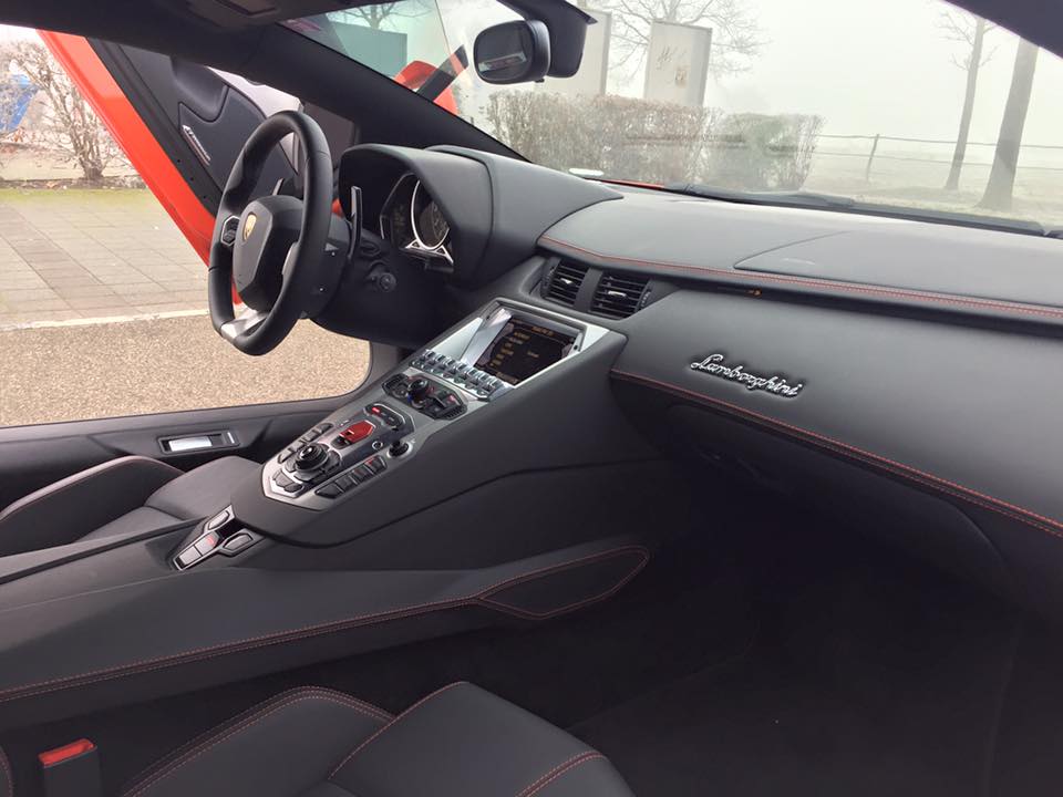 lamborghini aventador orange interieur